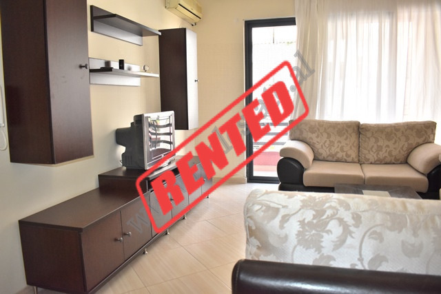 Apartament 2+1 per qera ne rrugen Rexhep Shala ne Tirane.
Ndodhet ne katin e katert ten je pallati 